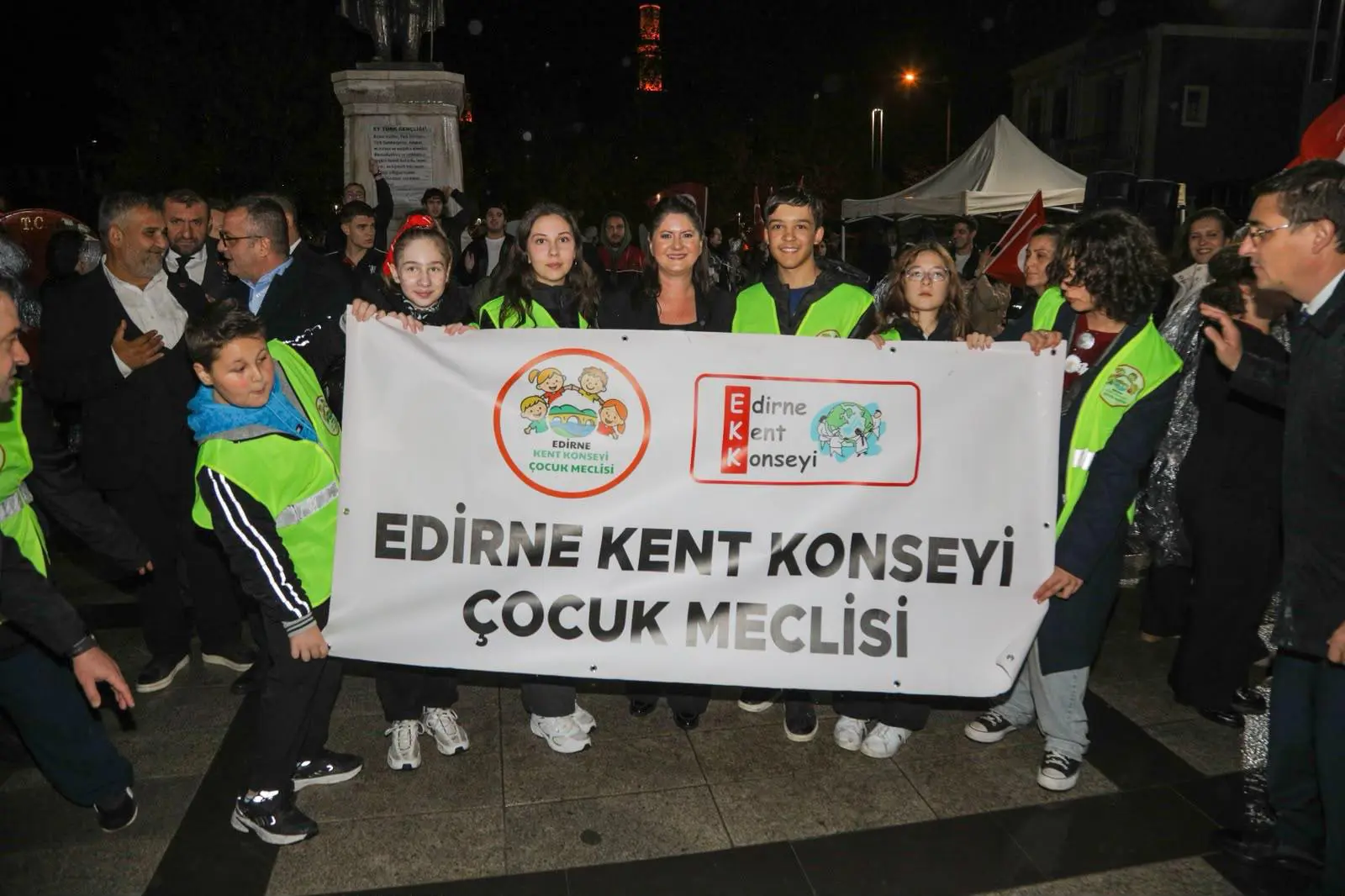 CUMHURİYET COŞKUSU SAĞANAK YAĞIŞA RAĞMEN SOKAKLARA TAŞTI: BİNLERCE EDİRNELİ FENER ALAYI’NDA BULUŞTU galeri görseli